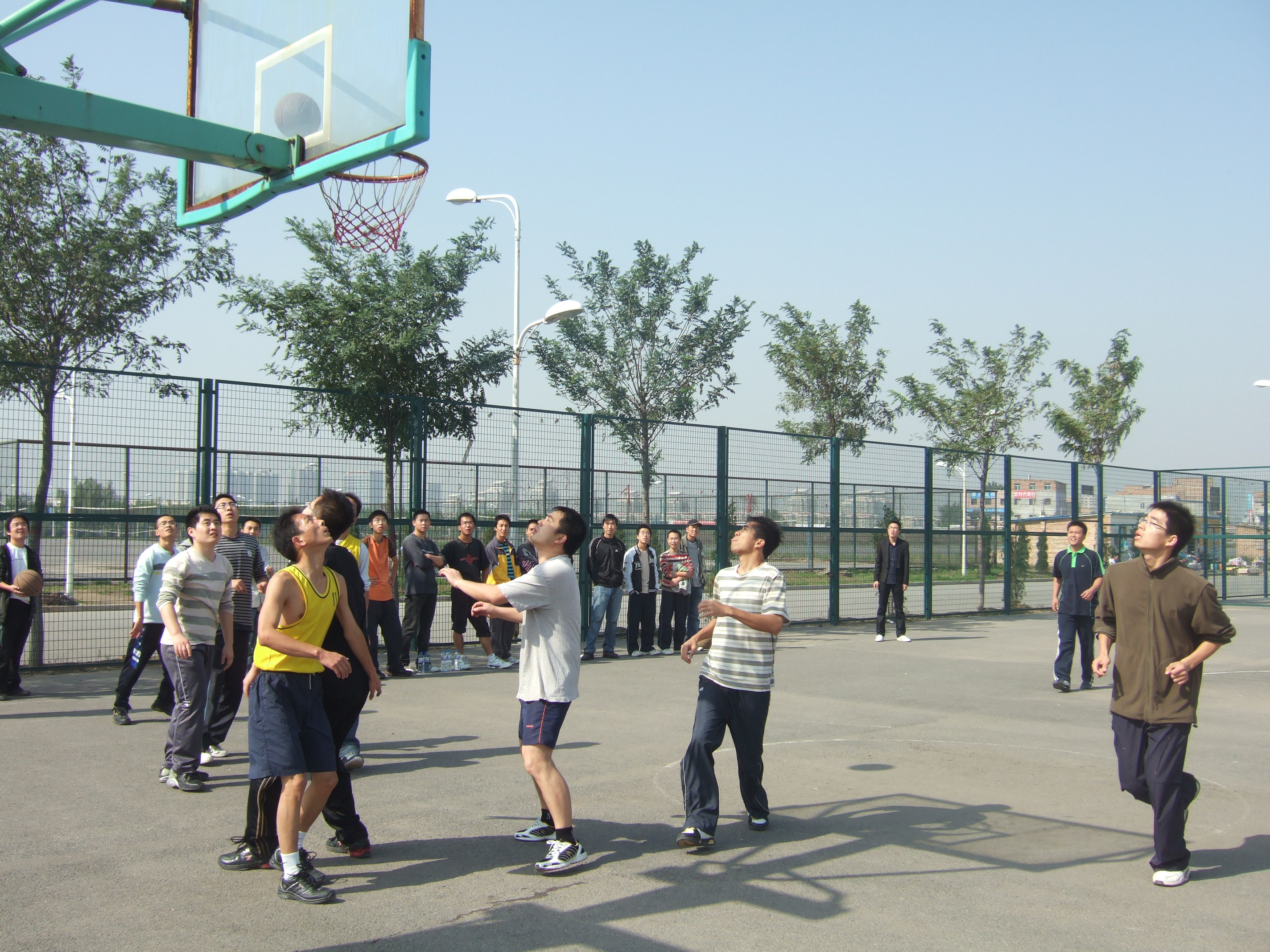 人文学院青年教师和学生篮球友谊赛